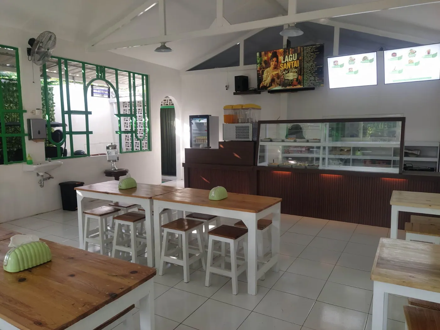 Interior dan etalase